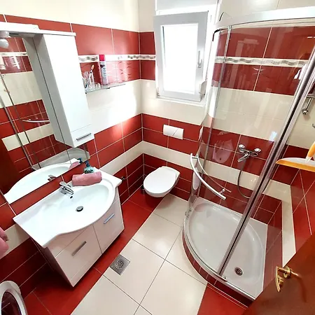 Cozy 2 Bedroom With Terrace Водице
